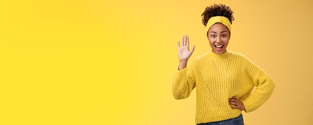 Meisje dat hand opsteekt, graag bereid om kandidaat te zijn, zeg hallo, zwaaiend handpalmgroetgebaar