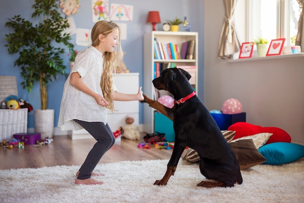 Meisje dat hond leert hoe je een high five geeft