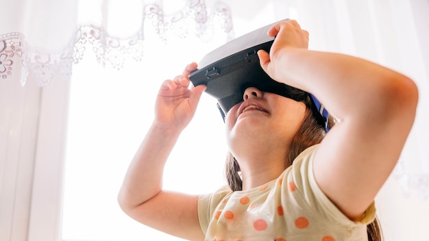 Meisje dat in VR-beschermende brillen omhoog kijkt