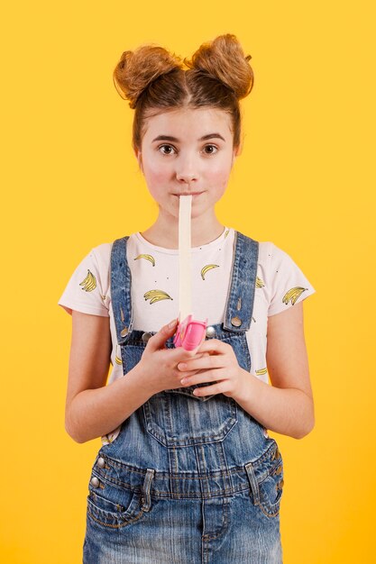 Meisje dat kauwgom eet