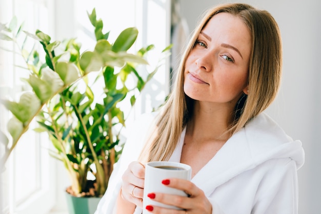 Gratis foto meisje dat koffie heeft bij de badkamers