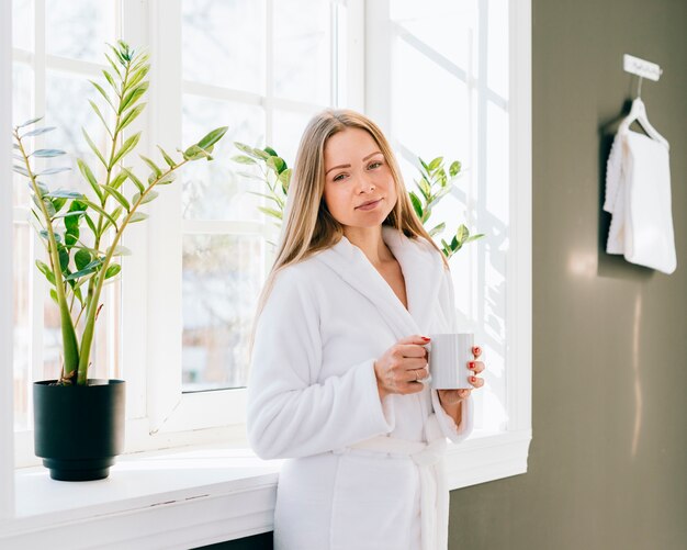 Meisje dat koffie heeft bij de badkamers