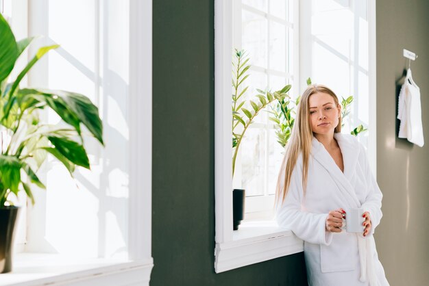 Meisje dat koffie heeft bij de badkamers