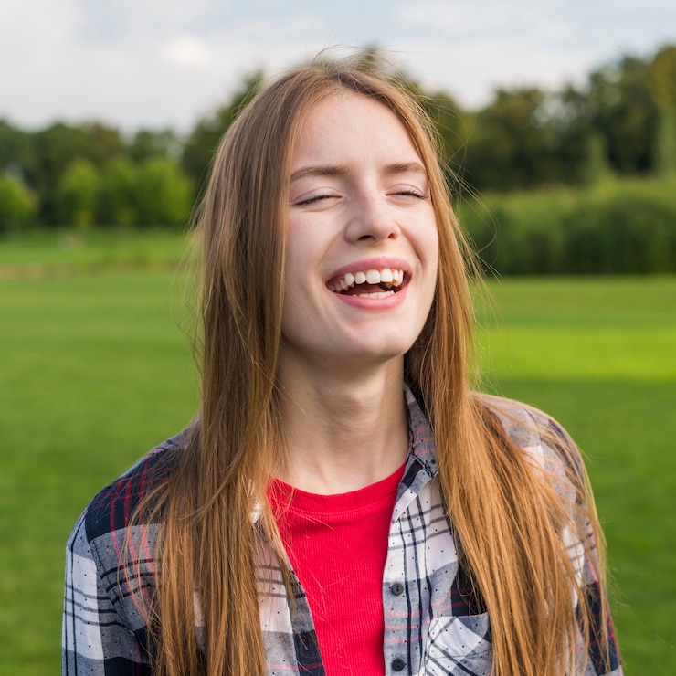 Gratis Foto meisje dat met haar gesloten ogen glimlacht