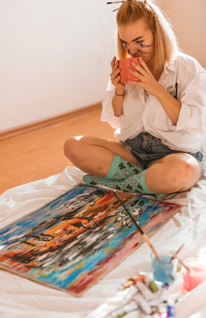 Meisje dat thuis canvas bekijkt