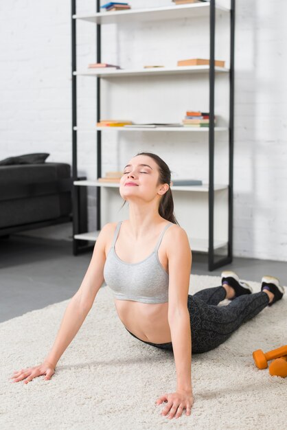 Meisje dat yoga in haar huis maakt