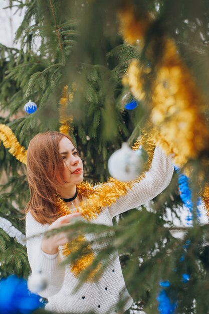 Meisje dichtbij boom