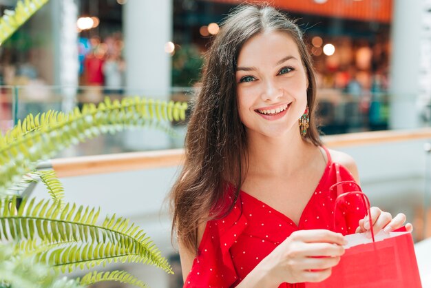 Meisje die bij camera in de wandelgalerij glimlachen