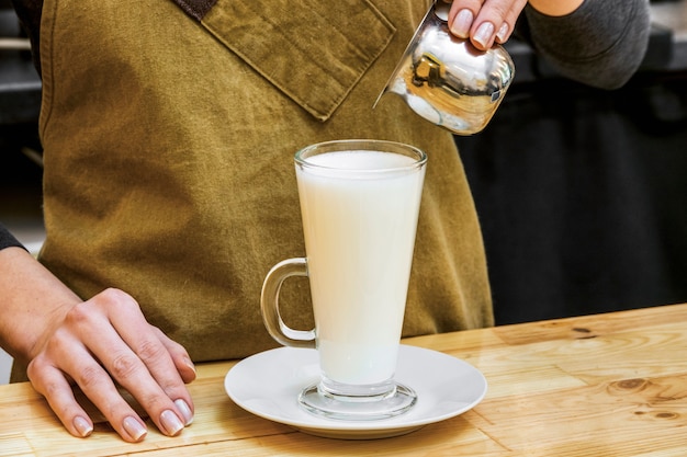 Meisje die glas koffie voorbereiden