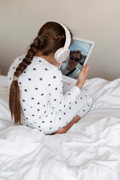 Meisje doet een videogesprek met het gezin