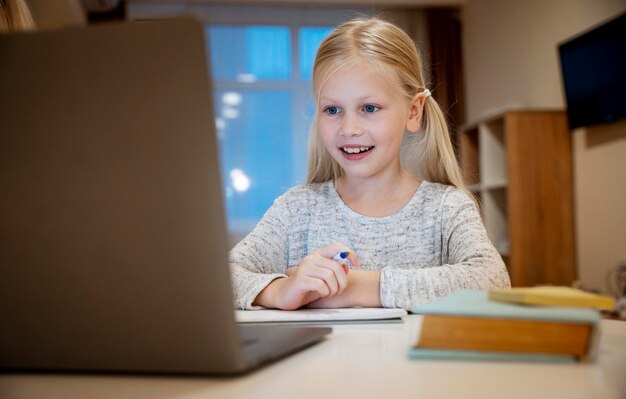 Meisje doet haar huiswerk op laptop concept