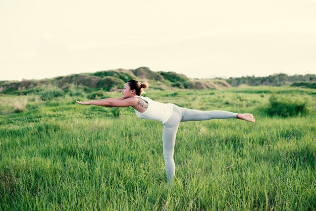 Meisje doet yoga op één been