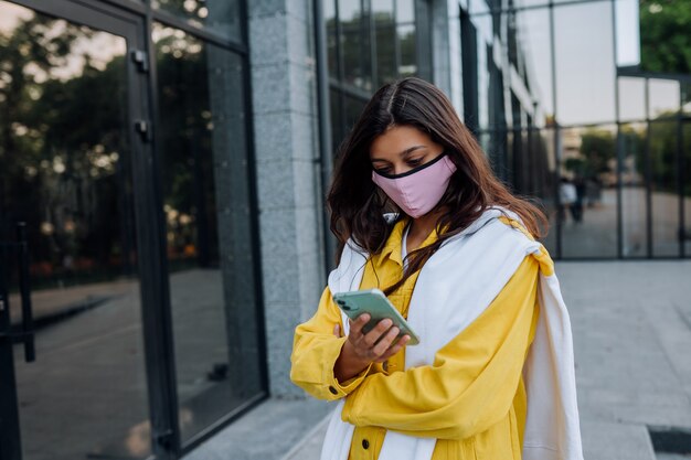 Meisje draagt masker poseren op straat.