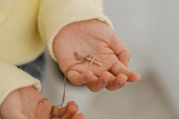 Meisje dwarshalsband in handen houden