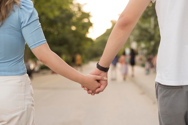 Meisje en jongen hand in hand close-up