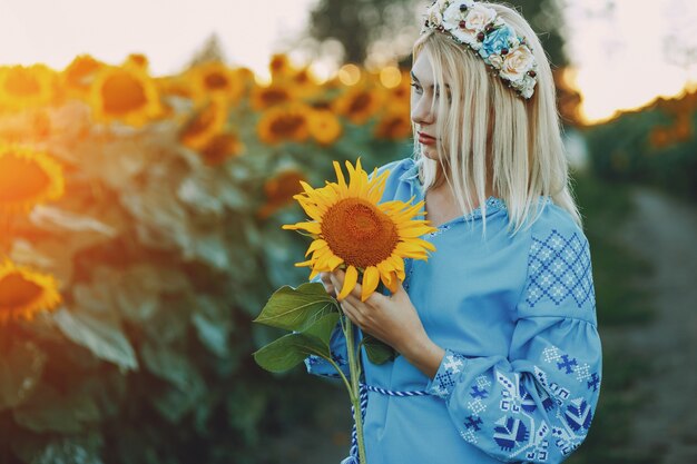 meisje en zonnebloemen