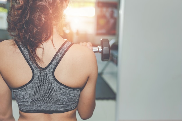 Gratis foto meisje fitness in de sportschool spelen