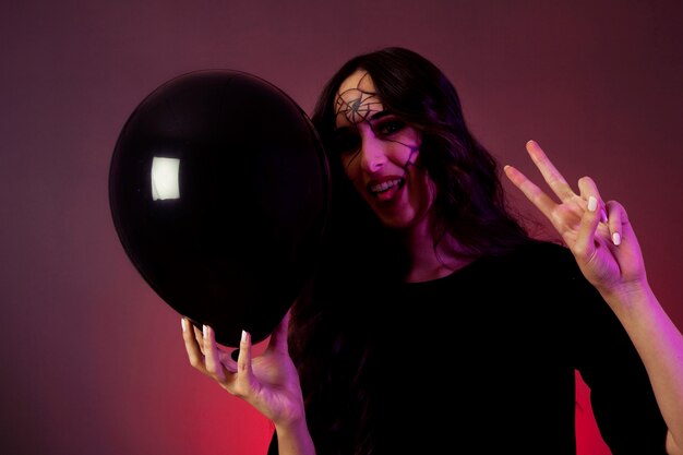 Meisje gekleed als heks met ballon