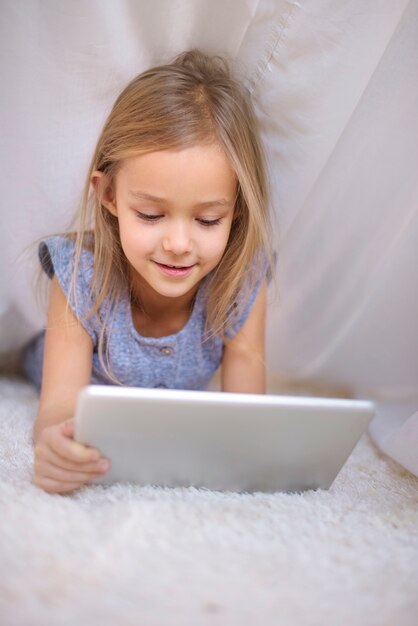 Meisje genegenheid met een digitale tablet