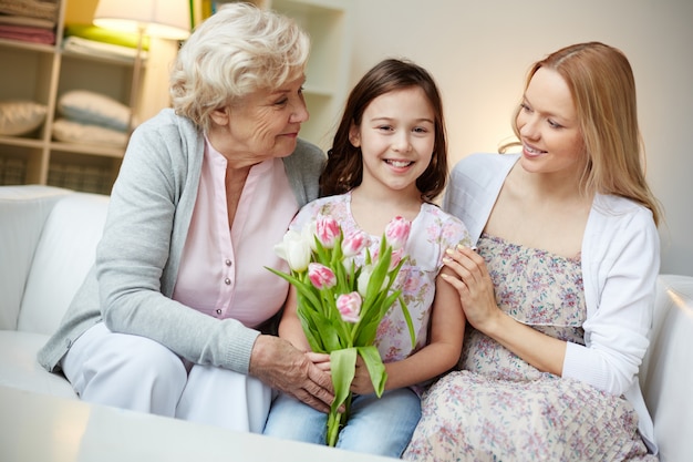 Meisje genieten met haar moeder en grootmoeder