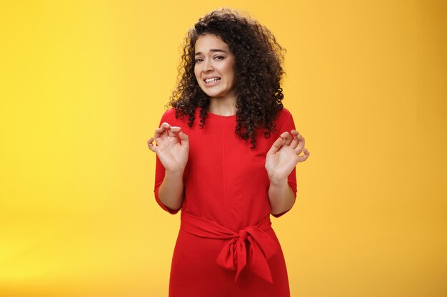 Meisje heeft een hekel aan het wassen van voorgeschotelde grimassen van afkeer en walging, omdat ze willen kotsen van afkeer van handpalmen en een stap terug doen, fronsend weigerend onaangenaam aanbod over gele achtergrond. Ruimte kopiëren