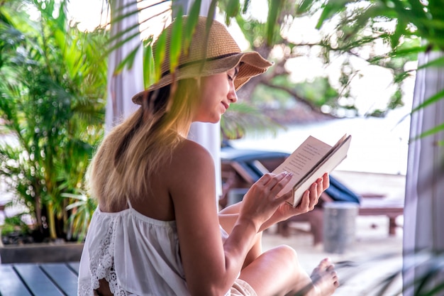 meisje het lezen van een boek op het strand