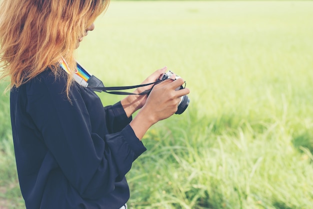 Meisje het zien van een camera