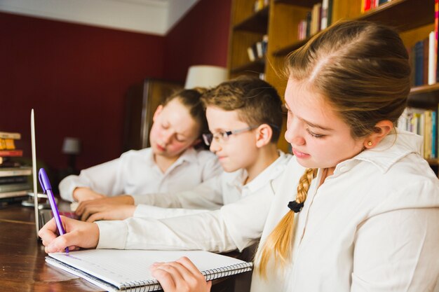 Meisje huiswerkopdracht met vrienden