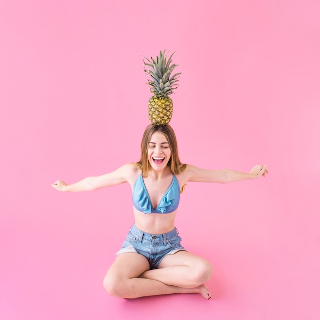 Gratis foto meisje in bikini met ananas met plezier