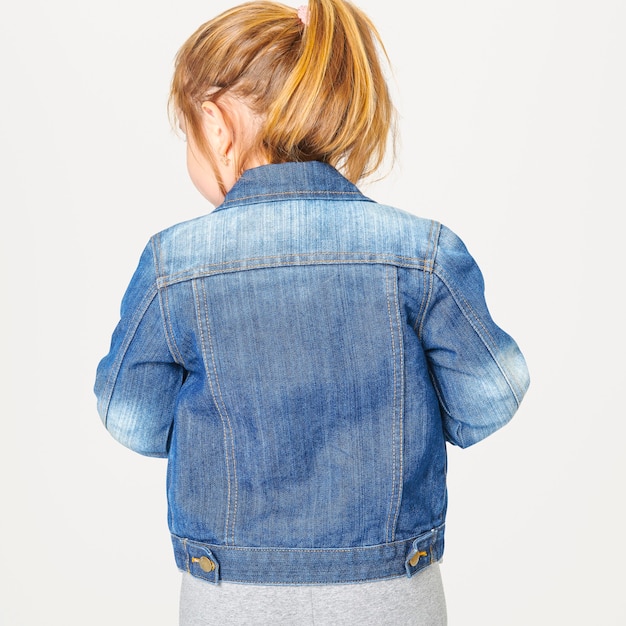 Meisje in blauw denimjasje