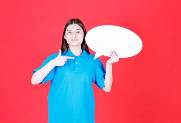 Meisje in blauw shirt met een ovale infobord
