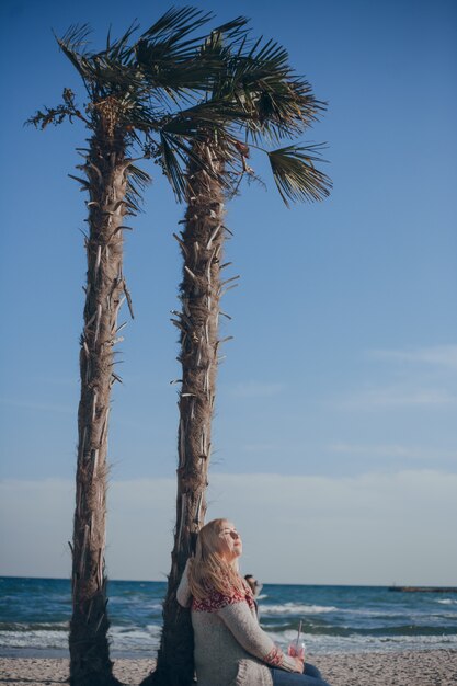 meisje in de buurt van zee