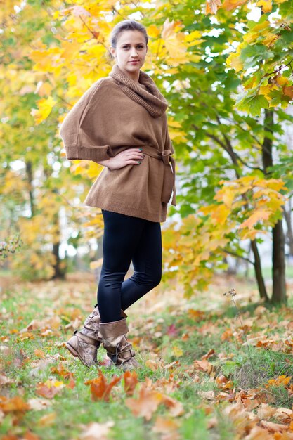 Meisje in de herfstpark