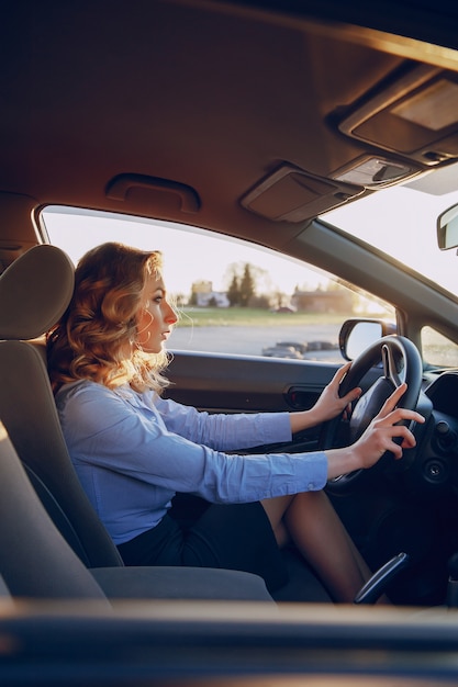 Gratis foto meisje in een auto