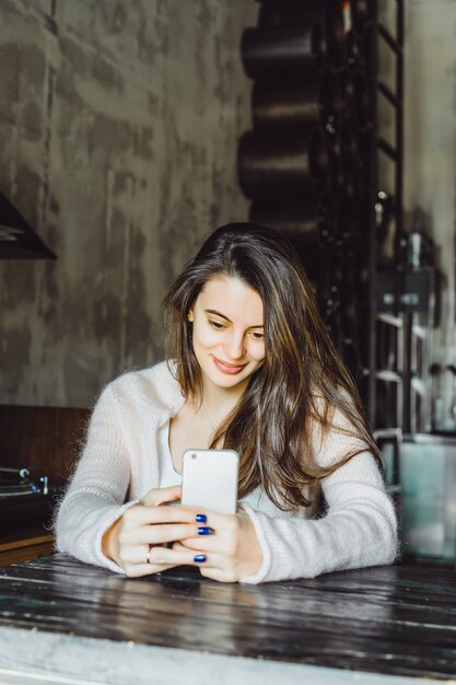meisje in een café met een smartphone