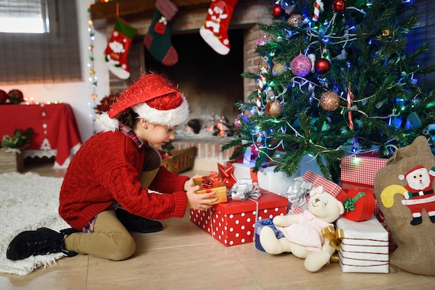 Gratis foto meisje in een kamer met gouden gift box