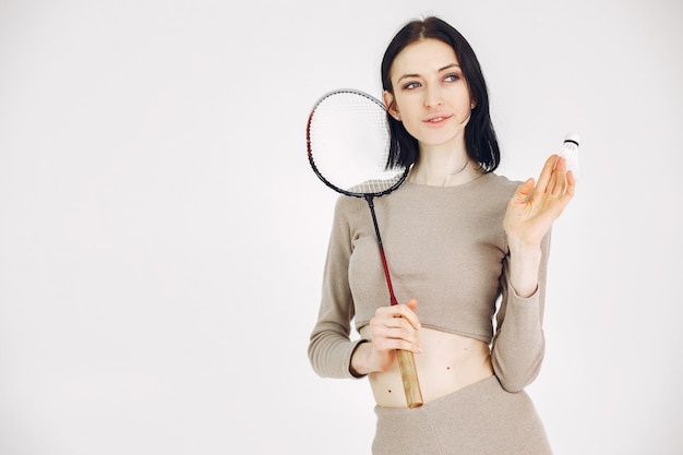 Meisje in een sportuniform. Vrouw op een witte achtergrond. Sportvrouw met een kort kapsel.