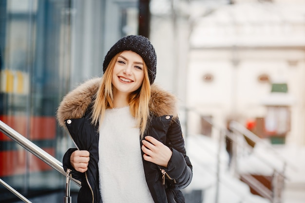 Meisje in een winterstad