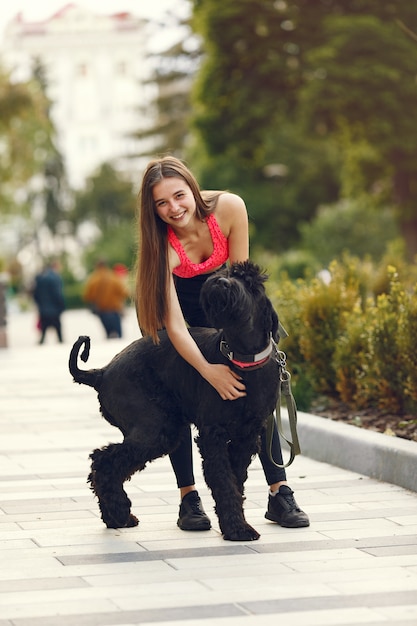 Meisje in een zomerstad met hond