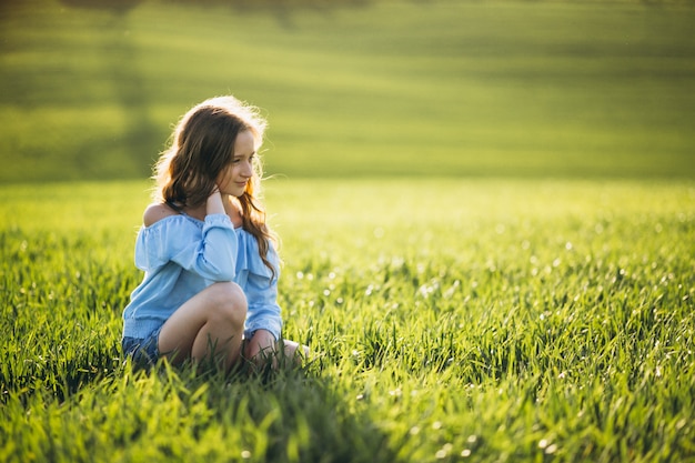 Gratis foto meisje in het veld