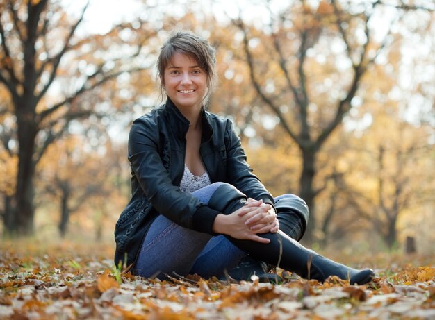 Meisje in knie hoge laarzen in de herfst