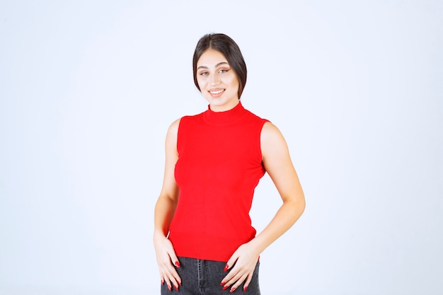 Meisje in rood shirt met neutrale, positieve en aantrekkelijke poses.