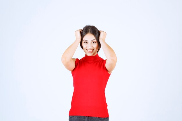 Meisje in rood shirt met neutrale, positieve en aantrekkelijke poses.