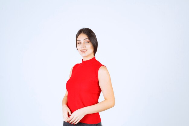 Meisje in rood shirt met neutrale, positieve en aantrekkelijke poses.