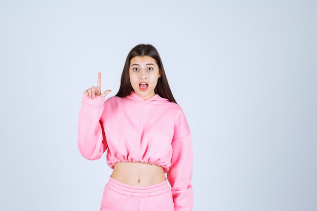 Meisje in roze pyjama's nadenken en analizing