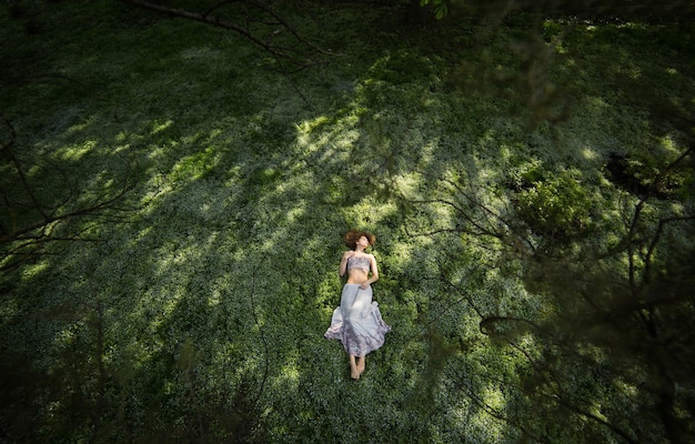 Meisje in tuin van bovenaf gefotografeerd