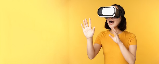 Meisje in vr mooie jonge aziatische vrouw die virtual reality-bril gebruikt en virtueel aan het chatten is