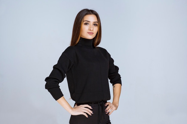 Gratis foto meisje in zwart shirt met aantrekkelijke en neutrale poses. hoge kwaliteit foto
