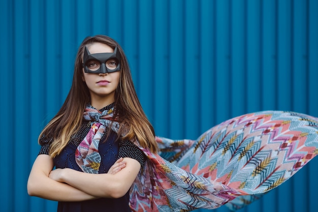 Meisje in zwart superheld masker