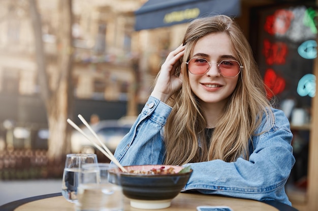 Meisje is een geweldige Aziatische maaltijdgids kent elk populair restaurant i?